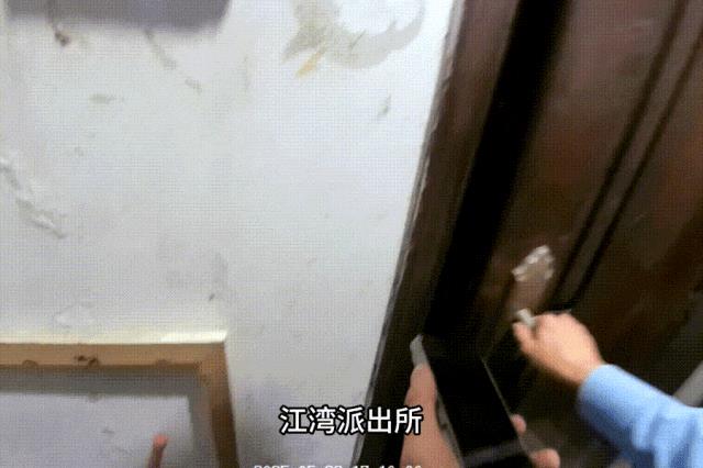 DƬ